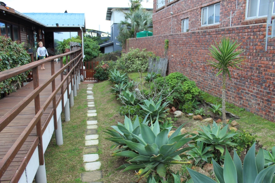 6 Bedroom Property for Sale in Paradise Beach Eastern Cape